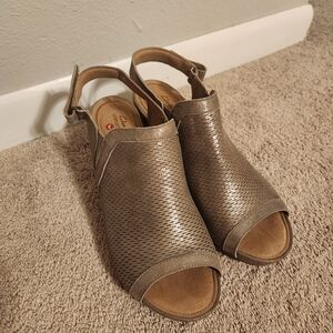 Clarks Women's Metalic Champagne Peep-Toe Sandals